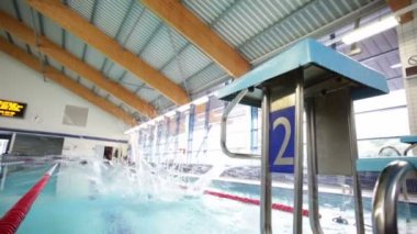 Quadriplegic yüzücü bir uzunluk yapıyor