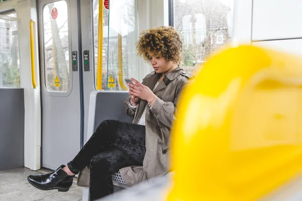 Texting no trem — Fotografia de Stock