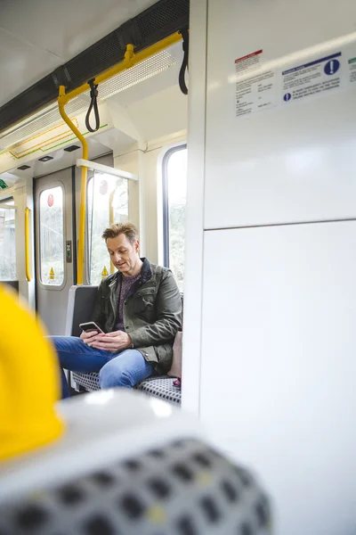 Mensajes de texto en el tren — Foto de Stock