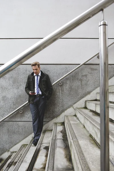 Homem de negócios nas escadas — Fotografia de Stock