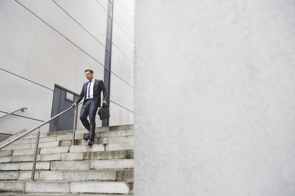 Homem de negócios nas escadas — Fotografia de Stock