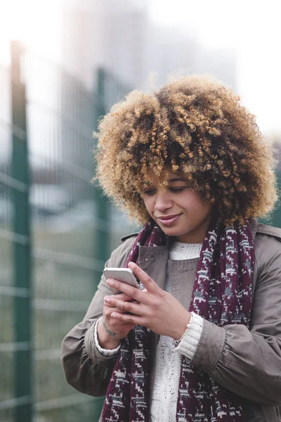 Gehen und SMS schreiben — Stockfoto