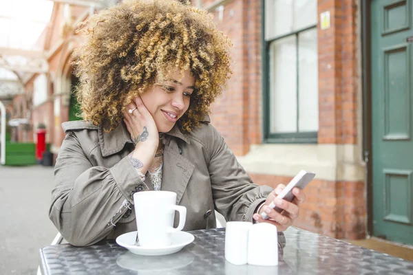 Tee und SMS — Stockfoto