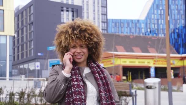 Phonecall dans la ville — Video