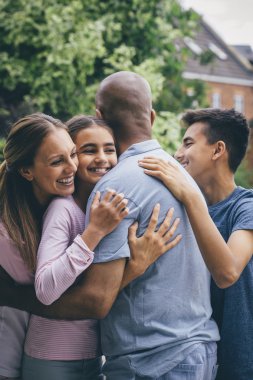 Aile kucaklaşmak açık havada