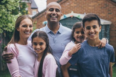 Dışarıda mutlu bir aile