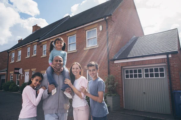 Happy Family Outdoors — Stock Photo, Image