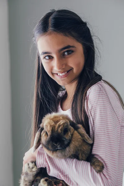 Fille avec son lapin animal de compagnie . — Photo