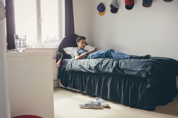 Adolescente usando Smartphone en casa — Foto de Stock