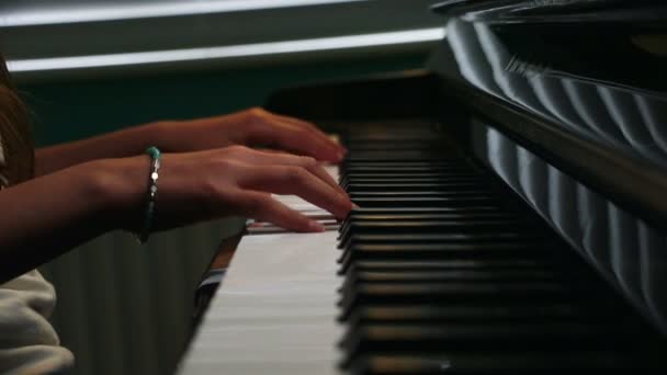 Suonare il pianoforte — Video Stock