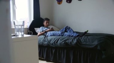 akıllı telefon kullanan genç