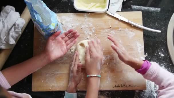Kız kardeş bisküvi yapmak — Stok video