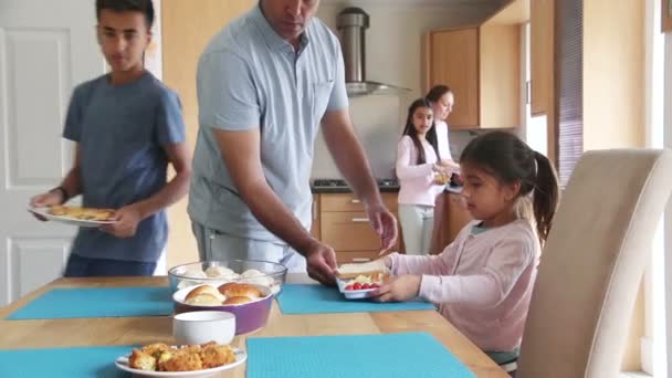 Tischdecken für das Mittagessen — Stockvideo