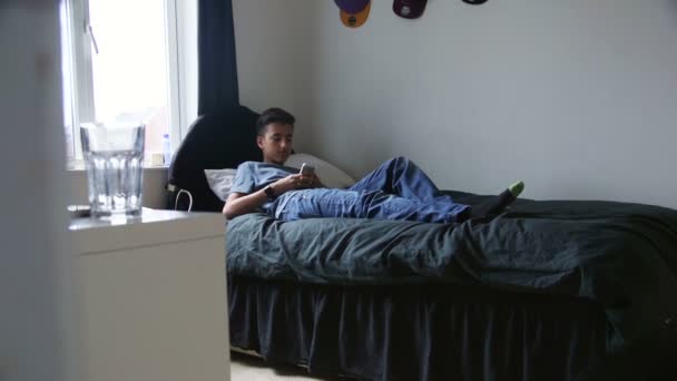 Έφηβος χρησιμοποιώντας smartphone — Αρχείο Βίντεο