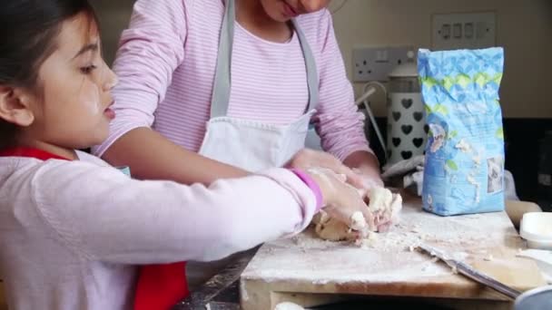 Hermanas haciendo galletas — Vídeos de Stock