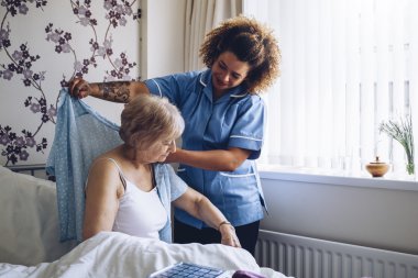 Ev Caregiver soyunma kıdemli