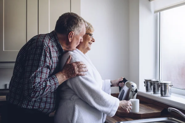 Evde yaşlı bir çift var.