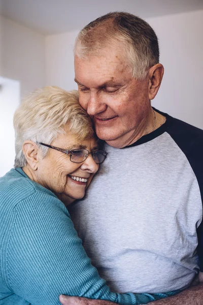 Senior-Paar umarmt — Stockfoto