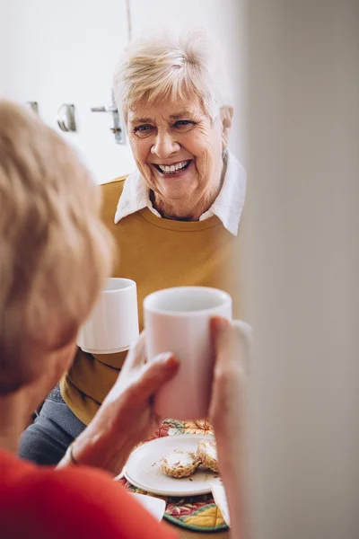 Te och kaka på Carehome — Stockfoto