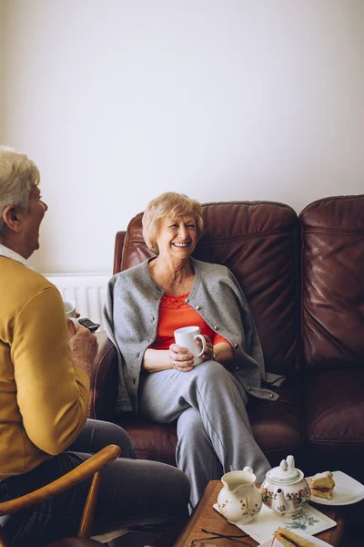 Herbata i ciasto w Carehome — Zdjęcie stockowe