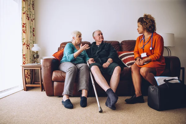 Pasangan lansia dengan Rumah Carer — Stok Foto