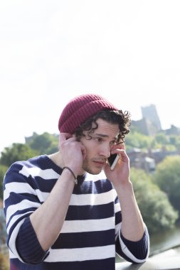 Yüksek sesle konuş, seni duyamıyorum.