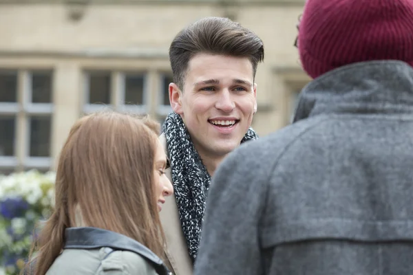 Student en zijn vrienden — Stockfoto