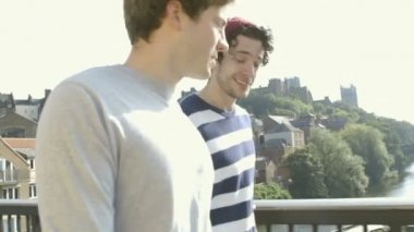 Gençler açık havada sosyalleşme