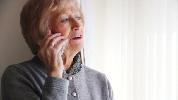 Senior vrouw aan de telefoon — Stockvideo