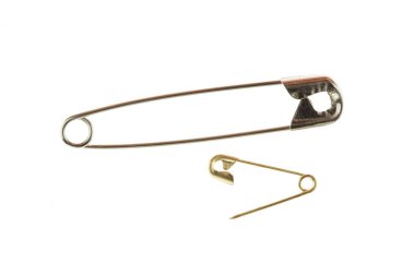 Beyaz arka planda üst üste iki metal çengelli iğne..