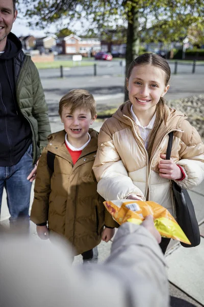 Bild Familj Fyra Personer Som Går Längs Gatuväg Föräldrarna Tar — Stockfoto