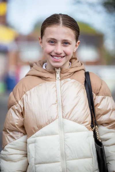 Portrait Une Jeune Caucasienne Vêtue Uniforme Manteau Elle Sourit Regarde — Photo