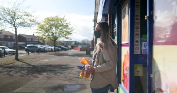 Een Foto Van Een Gezin Van Vier Personen Die Een — Stockvideo