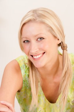 Kameraya gülümseyen güzel genç kadın