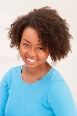 Kameraya gülümseyen güzel genç kadın