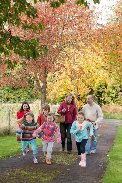 Padres caminando al aire libre con niños — Foto de Stock