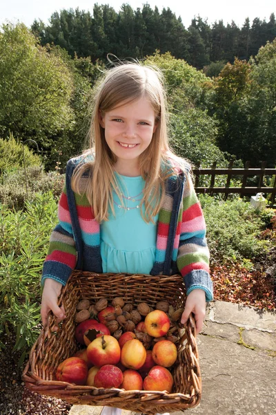 年轻的女孩，水果篮 — 图库照片