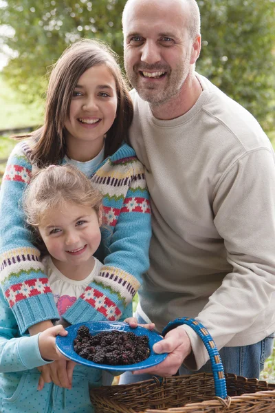 Padre posando con sus hijas — Foto de Stock