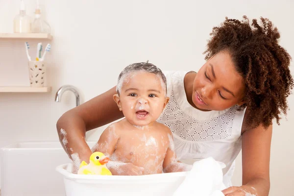 Hora del baño del bebé — Foto de Stock