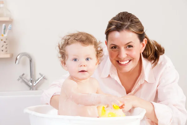 Hora del baño del bebé — Foto de Stock