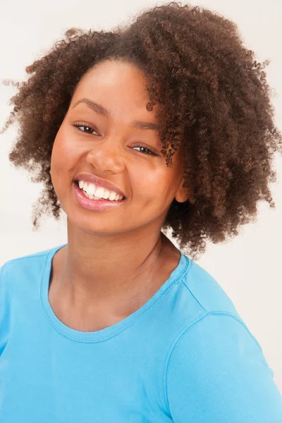 Gyönyörű fiatal nő, mosolyogva a kamerába — Stock Fotó