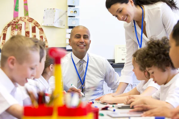 Gelukkig leraar op School — Stockfoto