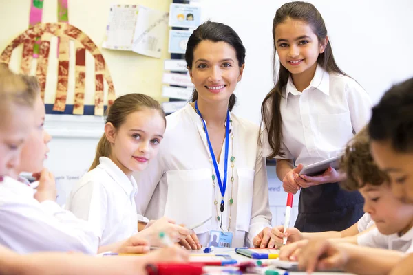 Profesor feliz en la escuela — Foto de Stock