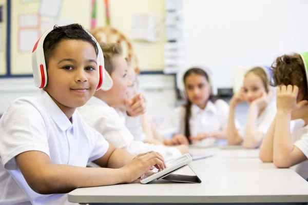 Ascolto a scuola — Foto Stock