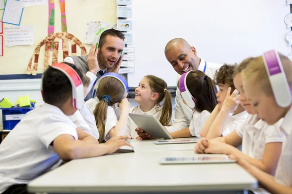 Luisteren in klasse — Stockfoto