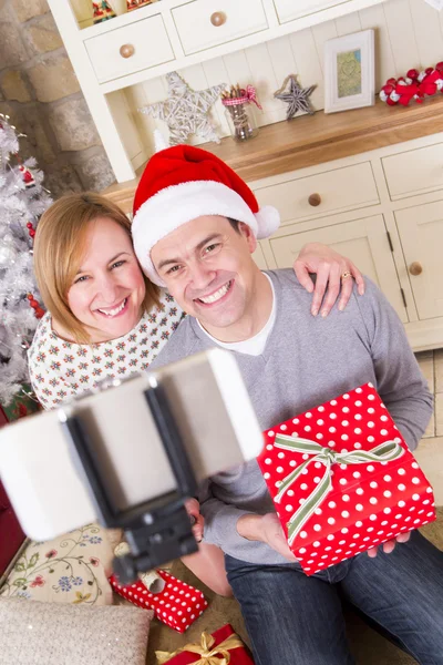 Ζευγάρι που αναλαμβάνει μια Selfie τα Χριστούγεννα — Φωτογραφία Αρχείου