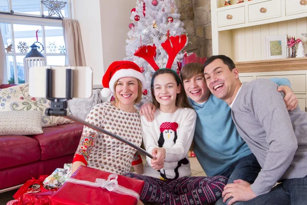 La famille prend un selfie à Noël — Photo
