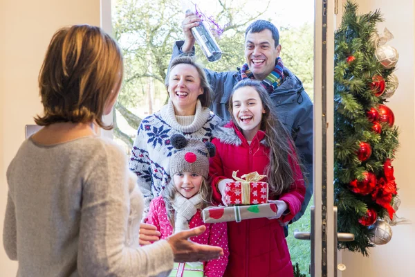 Familie liefert Geschenke zu Weihnachten — Stockfoto