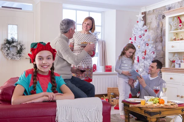 Familie zur Weihnachtszeit — Stockfoto