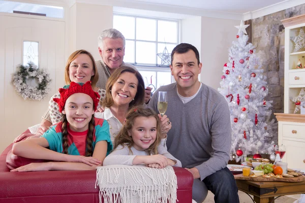 Familie vieren met Kerstmis — Stockfoto